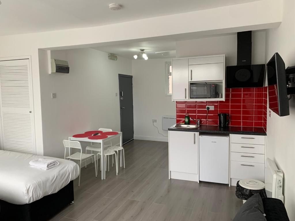 Comfortable - Cosy - Budget Studios In City Center 런던 외부 사진